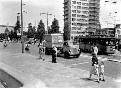 HUA-169737-Afbeelding van een vrachtauto (Daf-losser) van de N.S. met een gesloten autolaadkist te Rotterdam. Rechts een electrische tram van de R.E.T