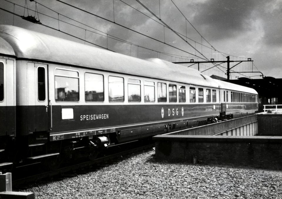 HUA-169797-Afbeelding van de Speisewagen restauratierijtuig van de Deutsche Schlafwagen und Speisewagen Gesellschaft DSG in de internationale trein Rheingold te 