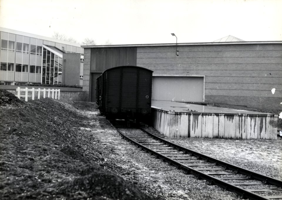 HUA-169099-Gezicht op de spooraansluiting van de papierfabriek De Hoop te Eerbeek