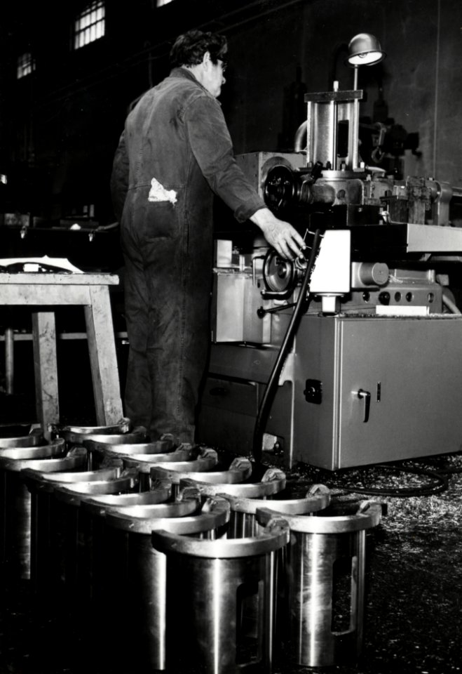 HUA-169963-Afbeelding van een bankwerker van de hoofdwerkplaats van de N.S. te Tilburg