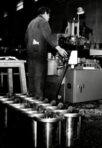 HUA-169963-Afbeelding van een bankwerker van de hoofdwerkplaats van de N.S. te Tilburg