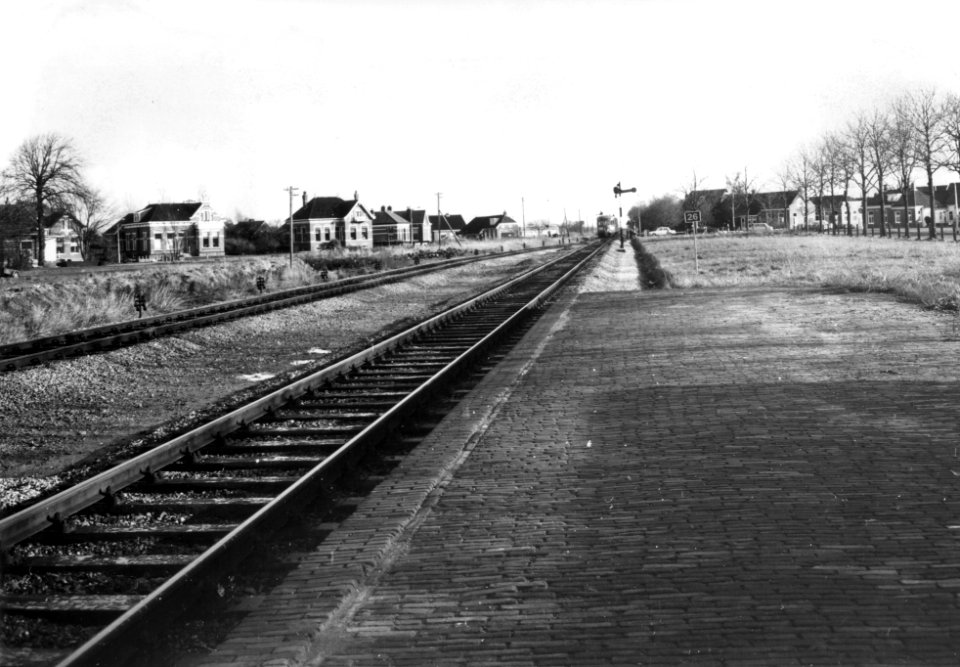HUA-168945-Gezicht op de sporen bij het NS station Loppersum te Loppersum