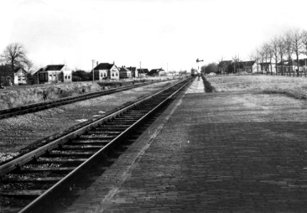 HUA-168945-Gezicht op de sporen bij het NS station Loppersum te Loppersum
