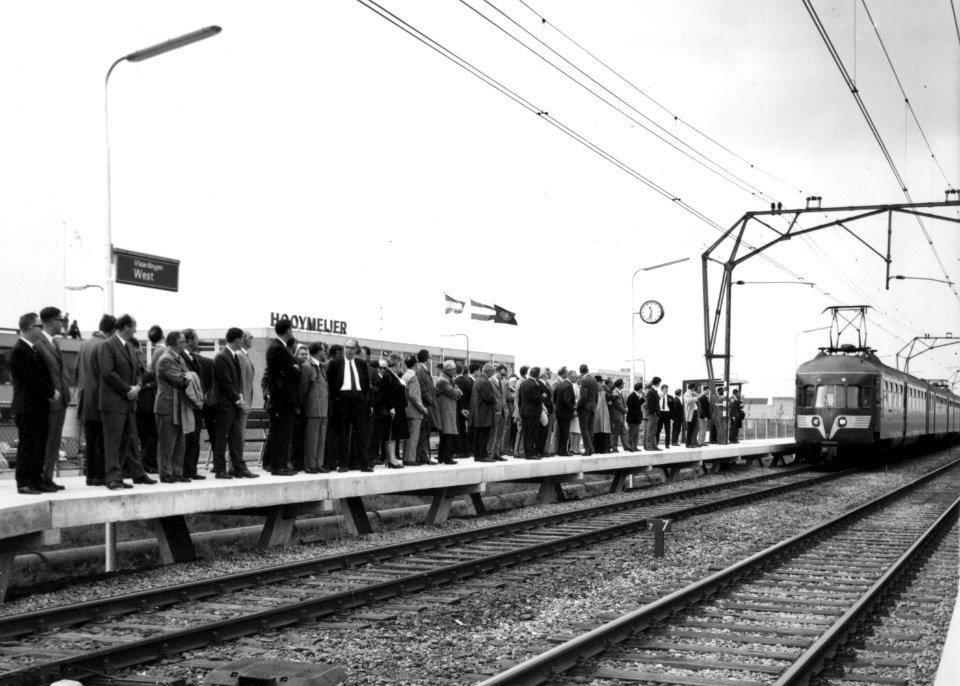 HUA-171883-Afbeelding van de genodigden en belangstellenden op het perron van het nieuwe N.S.-station Vlaardingen West te Vlaardingen, tijdens de aankomst van de (eerste?) trein (een electrisch treinstel mat. 19