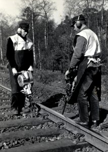 HUA-169034-Afbeelding van twee wegwerkers van de N.S. met trilstanden tijdens onderhoudswerkzaamheden aan de spoorlijn nabij Driebergen-Zeist