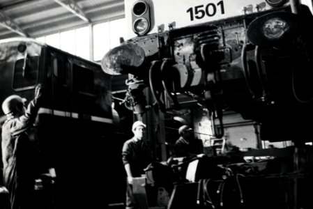 HUA-169956-Afbeelding van het lichten van de bak van de electrische locomotief nr. 1501 (serie 1500) van de N.S. in de stelplaats van de hoofdwerkplaats te Tilburg