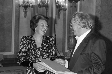 Hugo Claus krijgt de Prijs der Nederlandse Letteren uit handen van Koningin Beat, Bestanddeelnr 933-8147
