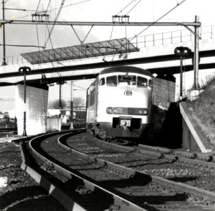 HUA-169170-Afbeelding van een electrisch treinstel mat 1964 plan V van de NS bij de fly over aan de noordzijde van het emplacement van het NS station Utrecht CS 
