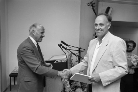 Hugo Brandt Corstius ontvangt PC Hooftprijs 1987 uit handen prof. Dresden (l) vo, Bestanddeelnr 934-2598