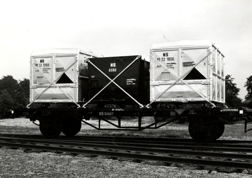 HUA-169984-Afbeelding van laadkistenwagen NS 93847 (type HH) van de N.S. met drie autolaadkisten te Amersfoort