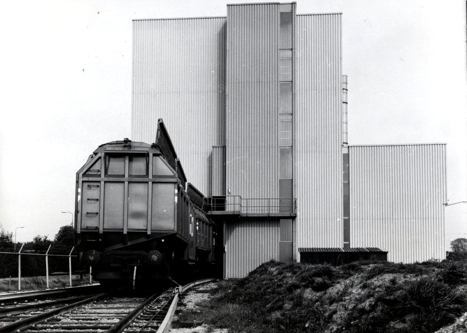 HUA-169075-Gezicht op het overlaadstation voor huisvuil van vrachtauto naar trein van VAM te Apeldoorn