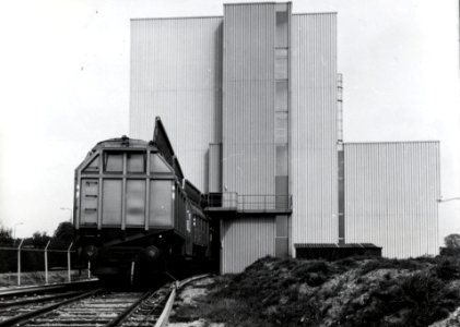 HUA-169075-Gezicht op het overlaadstation voor huisvuil van vrachtauto naar trein van VAM te Apeldoorn
