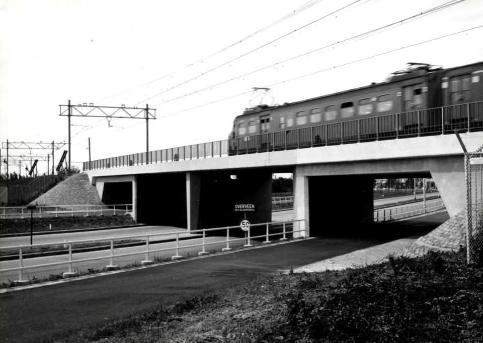 HUA-169139-Gezicht op het spoorviaduct in de spoorlijn Haarlem-Uitgeest over de Westelijke Randweg te Overveen