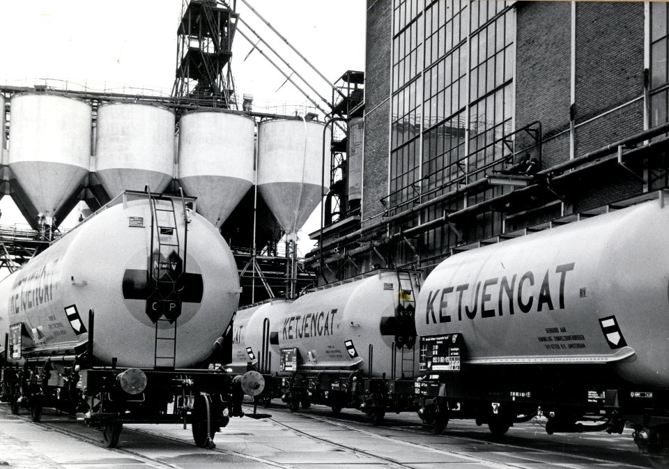 HUA-169078-Afbeelding van enkele ketelwagens voor het vervoer van zwavelzuur op het terrein van de zwavelzuurfabriek Ketjencat aan de Distelweg te Amsterdam Noord