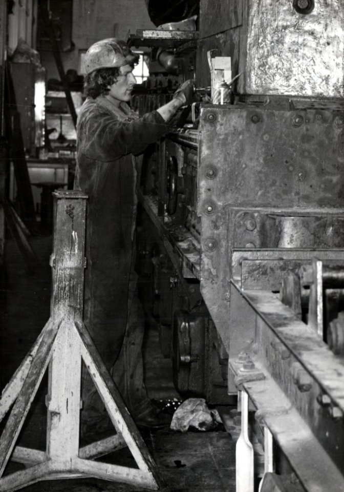 HUA-169947-Afbeelding van een monteur van de hoofdwerkplaats van de N.S. te Tilburg