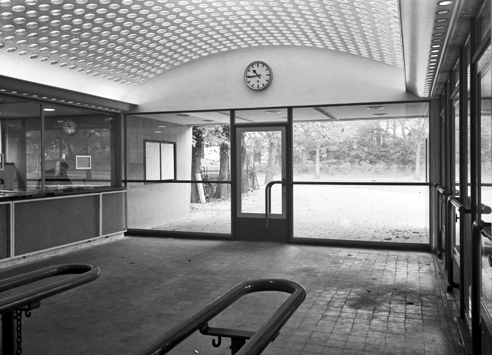HUA-169212-Interieur van het NS station Haarlem te Haarlem ingang aan de zijde Kennemerplein