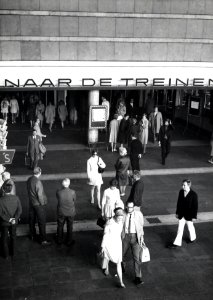 HUA-169218-Interieur van het N.S.-station Rotterdam C.S. te Rotterdam- hal, met toegang tot de perrontunnel