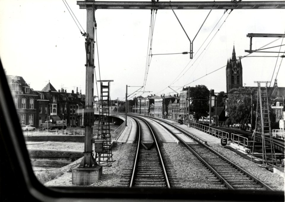 HUA-169117-Gezicht vanuit het cabineraam van een trein op het nieuwe hoogspoor door Delft