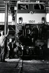 HUA-169960-Afbeelding van het lichten van de bak van de electrische locomotief nr. 1501 (serie 1500) van de N.S. in de stelplaats van de hoofdwerkplaats te Tilburg