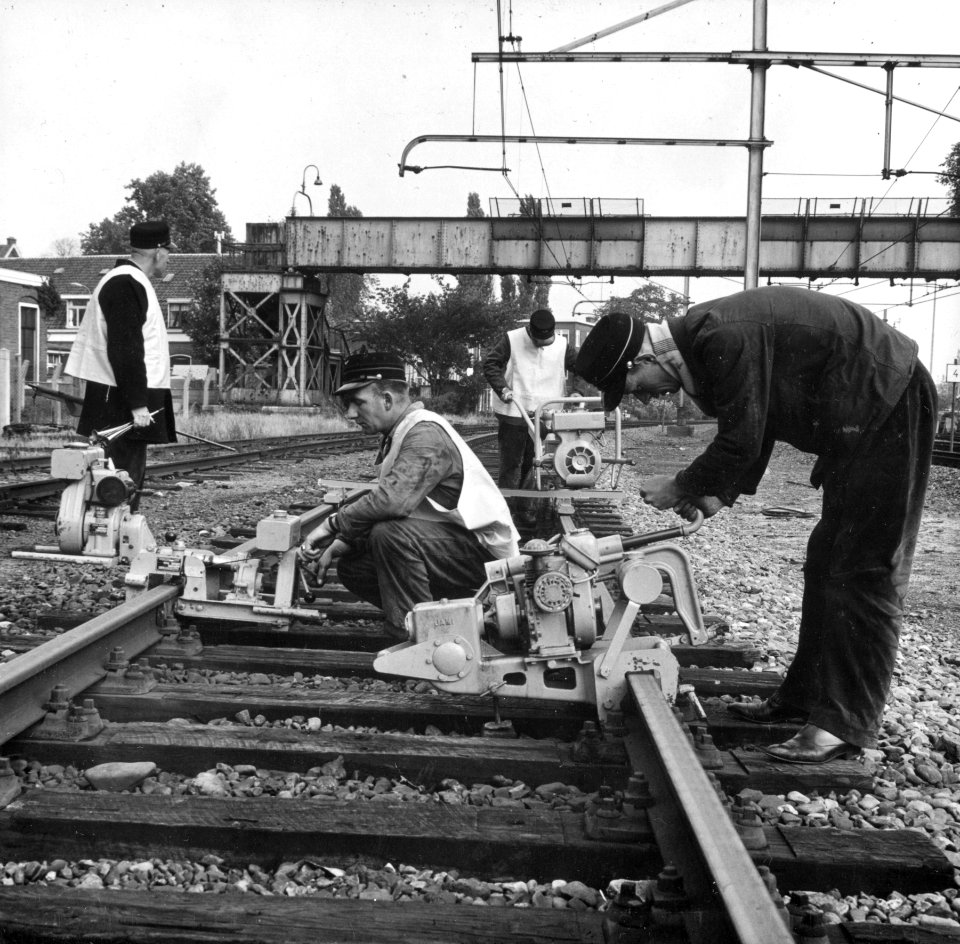 HUA-169020-Afbeelding van enkele wegwerkers van de N.S. tijdens werkzaamheden aan de spoorlijn bij Utrecht Maliebaan