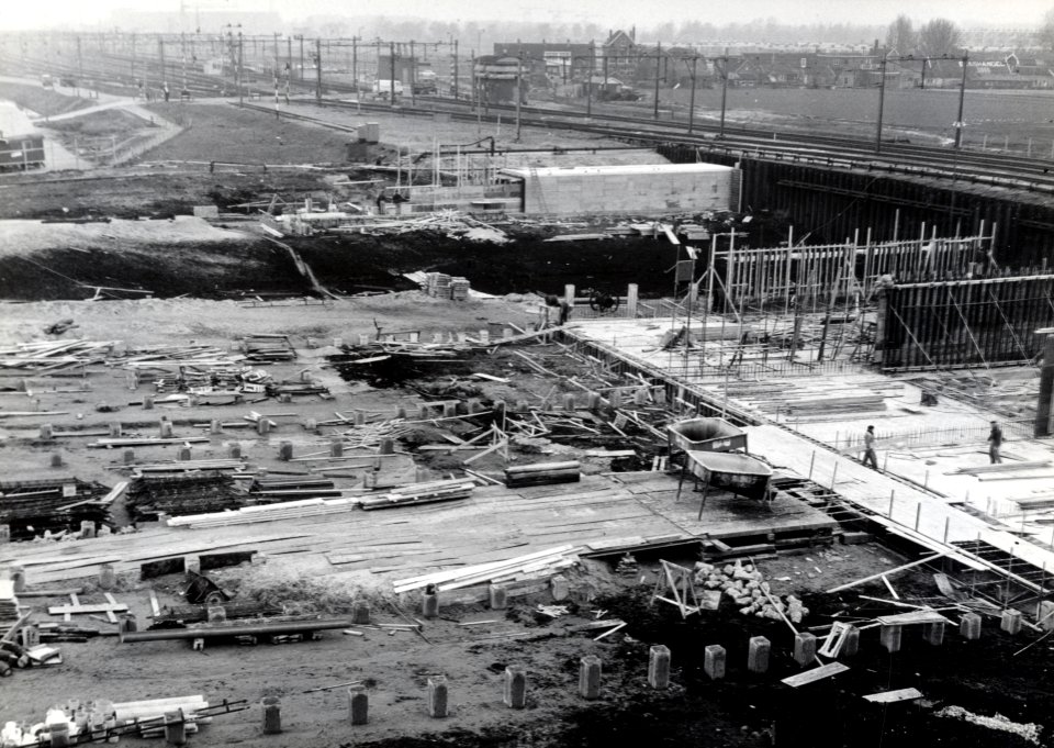 HUA-169143-Gezicht op de in aanbouw zijnde Spinozaweg en het nieuwe N.S.-station Rotterdam Lombardijen te Rotterdam, met op de achtergrond het goederenemplacement Rotterdam IJsselmonde