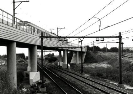 HUA-169185-Gezicht op de nieuwe fly-over voor de spoorlijn richting Rhenen over de spoorlijn Utrecht-Arnhem bij De Haar aansluiting. Links op de achtergrond het inmiddels onttakelde viaduct in de spoorlijn Amers