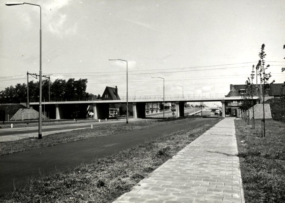 HUA-169137-Gezicht op het spoorviaduct in de spoorlijn Haarlem-Zandvoort over de Westelijke Randweg te Overveen