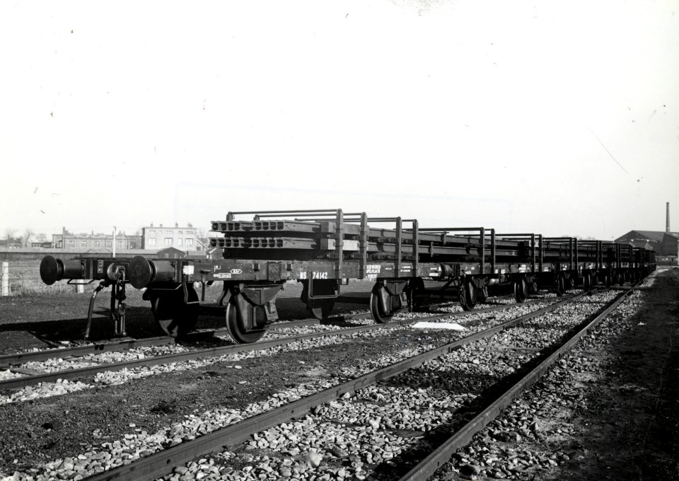 HUA-168911-Afbeelding van het vervoer van langgelaste spoorstaven op platte wagens (rongenwagens) van de N.S. te Utrecht