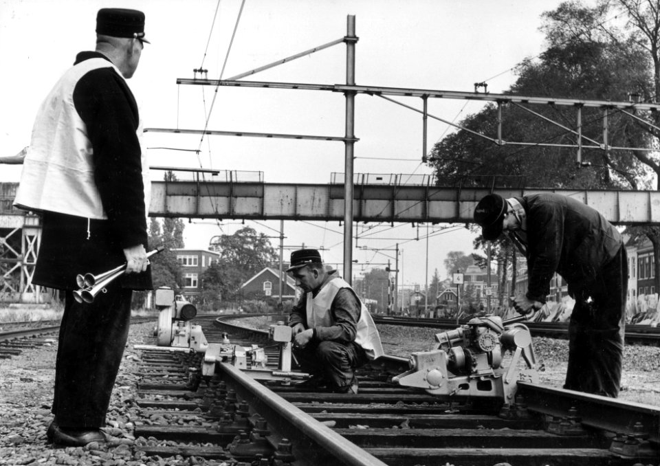 HUA-169026-Afbeelding van enkele wegwerkers van de N.S. tijdens werkzaamheden aan de spoorlijn bij Utrecht Maliebaan