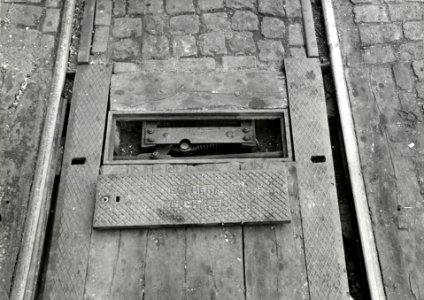 HUA-168880-Afbeelding van de omzetstoel van een wissel in straatspoor te Amsterdam