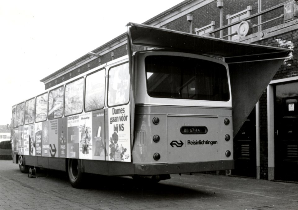 HUA-168855-Afbeelding van de Reisinlichtingen-autobus ("Showbus") van de N.S. bij het Centraal Autoherstelbedrijf NV (C.A.B., Cartesiusweg 90) te Utrecht