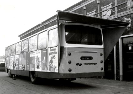 HUA-168855-Afbeelding van de Reisinlichtingen-autobus ("Showbus") van de N.S. bij het Centraal Autoherstelbedrijf NV (C.A.B., Cartesiusweg 90) te Utrecht