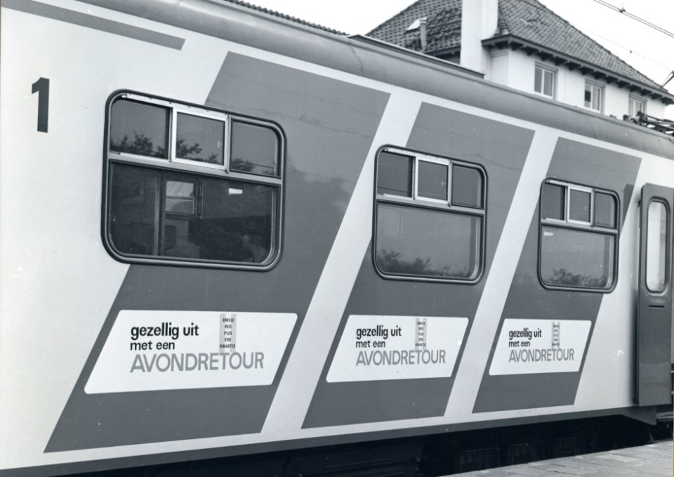 HUA-170708-Afbeelding van de blauwe, diagonale reclamebanden met reclame voor Avondretours op de zijwand van een electrisch treinstel plan V (mat. 1964) van de N.S. te Alphen aan den Rijn tijdens de introductie 