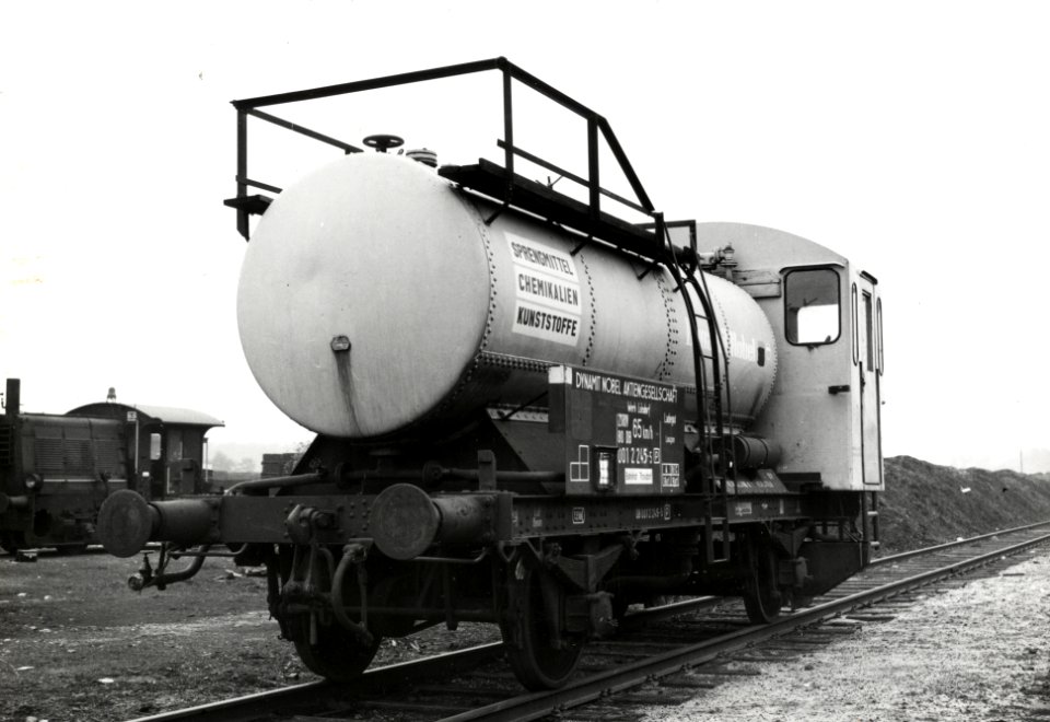 HUA-169059-Afbeelding van een sproeiwagen voor de bestrijding van onkruid van Dynamit Nobel A.G., vermoedelijk gehuurd of op proef bij de N.S