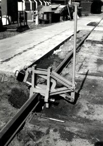 HUA-168984-Afbeelding van een spoorstaafzaagmachine van de N.S