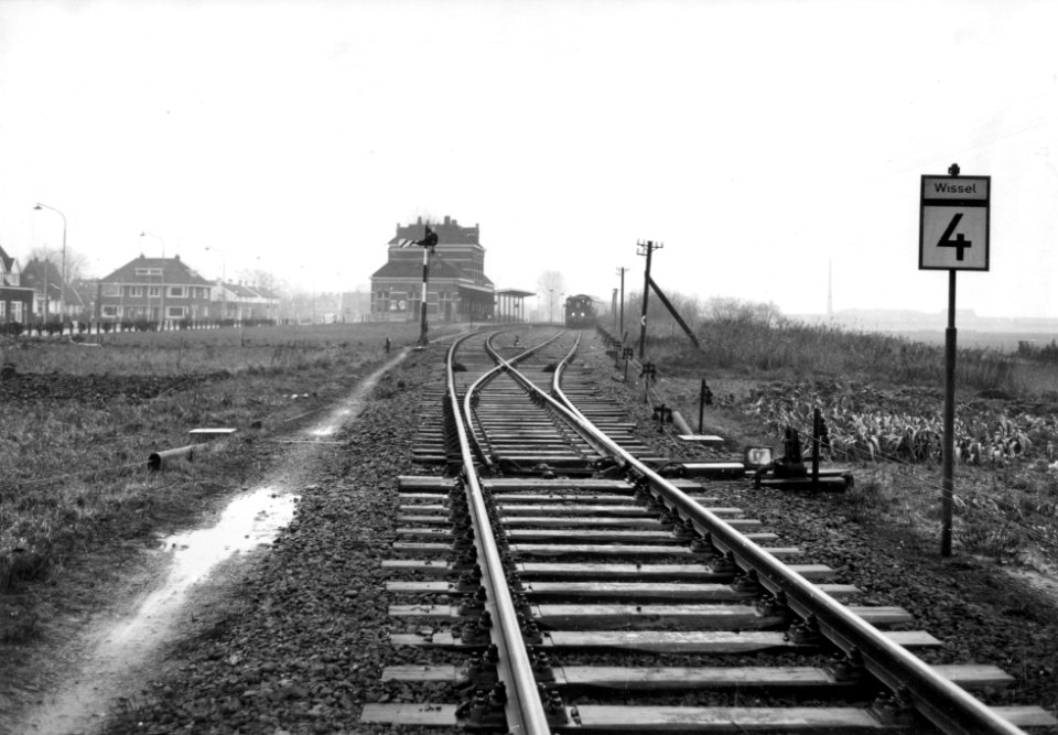 HUA-168944-Gezicht op de sporen bij het NS station Appingedam te Appingedam