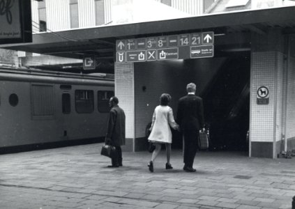 HUA-170766-Afbeelding van de toegang naar de roltrappen op één van de perrons van het N.S.-station Utrecht C.S., met pictogrammen in de nieuwe huisstijl