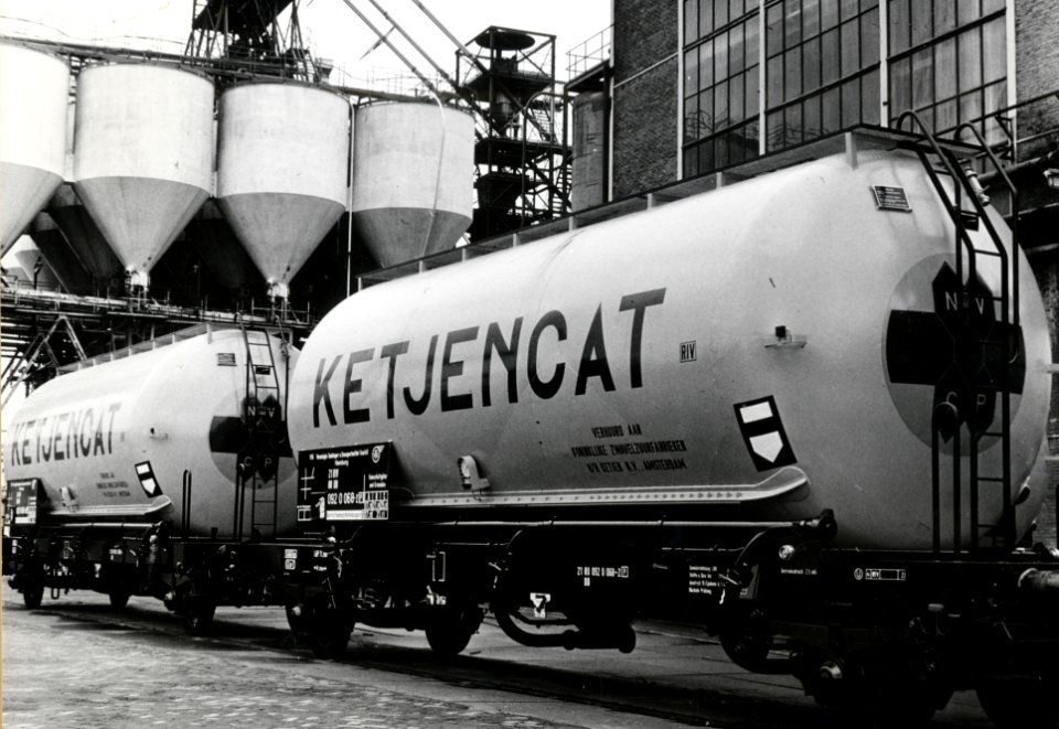 HUA-169077-Afbeelding van enkele ketelwagens voor het vervoer van zwavelzuur op het terrein van de zwavelzuurfabriek Ketjencat aan de Distelweg te Amsterdam Noor