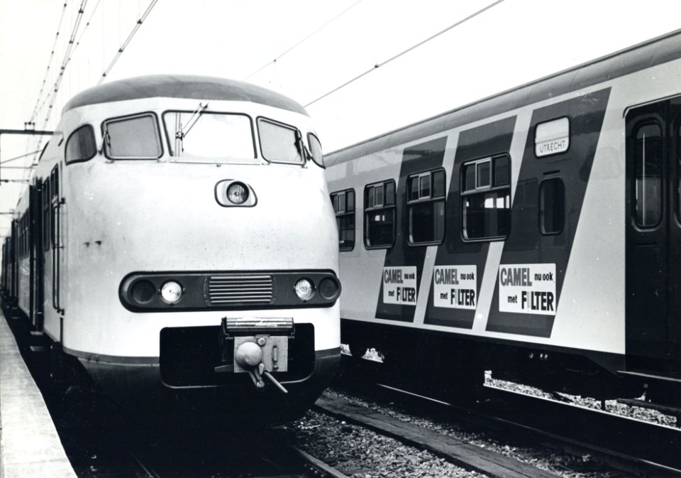 HUA-170711-Afbeelding van de introductie van de nieuwe gele huisstijl van de electrische treinstellen mat 1964 plan V van de NS op het traject Utrecht Leiden met