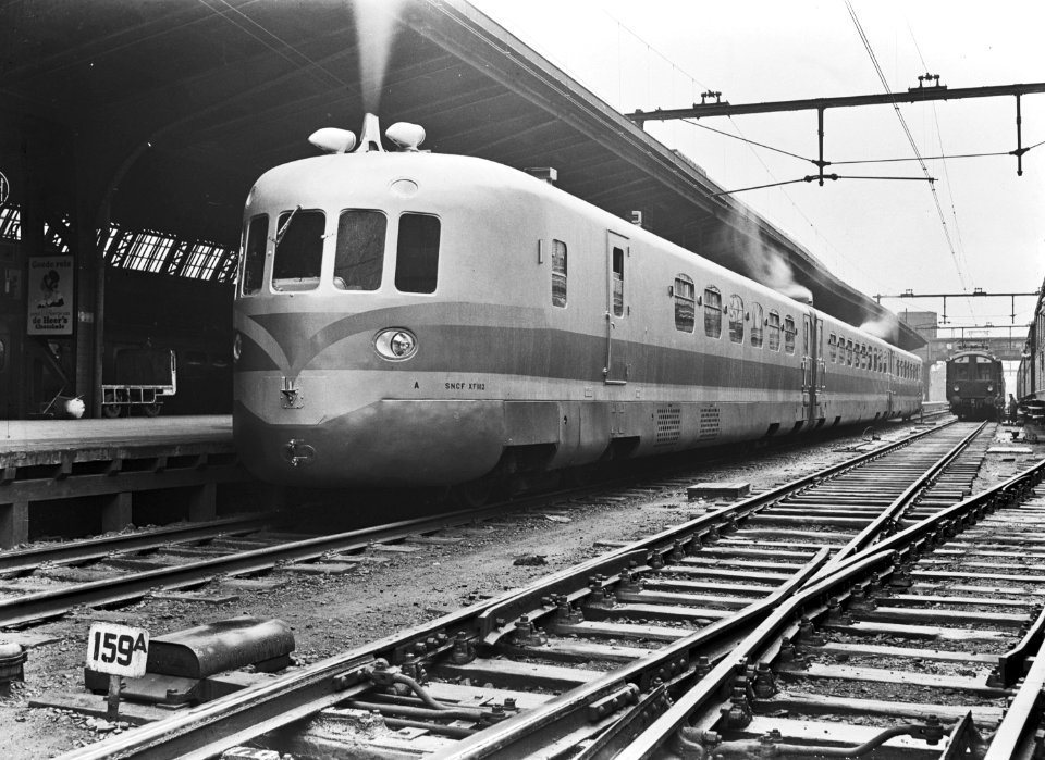 HUA-169820-Afbeelding van een diesel-electrisch T.E.E.-treinstel van de S.N.C.F. (XF 1112, TAR, "Picardie") langs het perron van het N.S.-station Amsterdam C.S