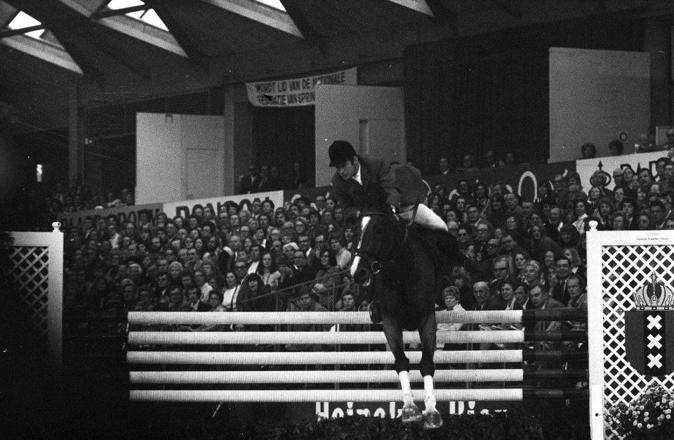 Hugo Simon (Oostenrijk) in actie met Flipper, Bestanddeelnr 926-8009