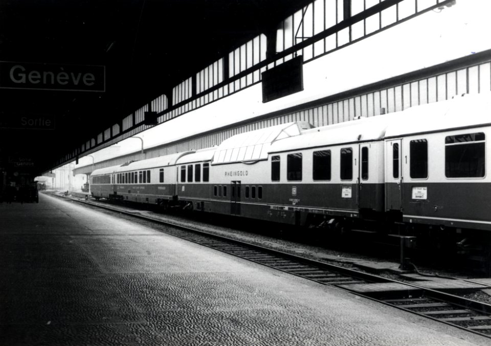 HUA-169816-Afbeelding van van de internationale trein "Rheingold" langs het perron te Genève (Zwitserland)