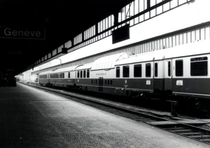 HUA-169816-Afbeelding van van de internationale trein "Rheingold" langs het perron te Genève (Zwitserland)