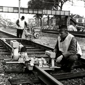 HUA-169016-Afbeelding van enkele wegwerkers van de N.S. tijdens werkzaamheden aan de spoorlijn bij Utrecht Maliebaan