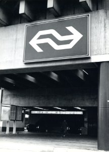HUA-170726-Afbeelding van het embleem van N.S. bij de ingang van de Traverse van het N.S.-station Utrecht C.S. te Utrecht