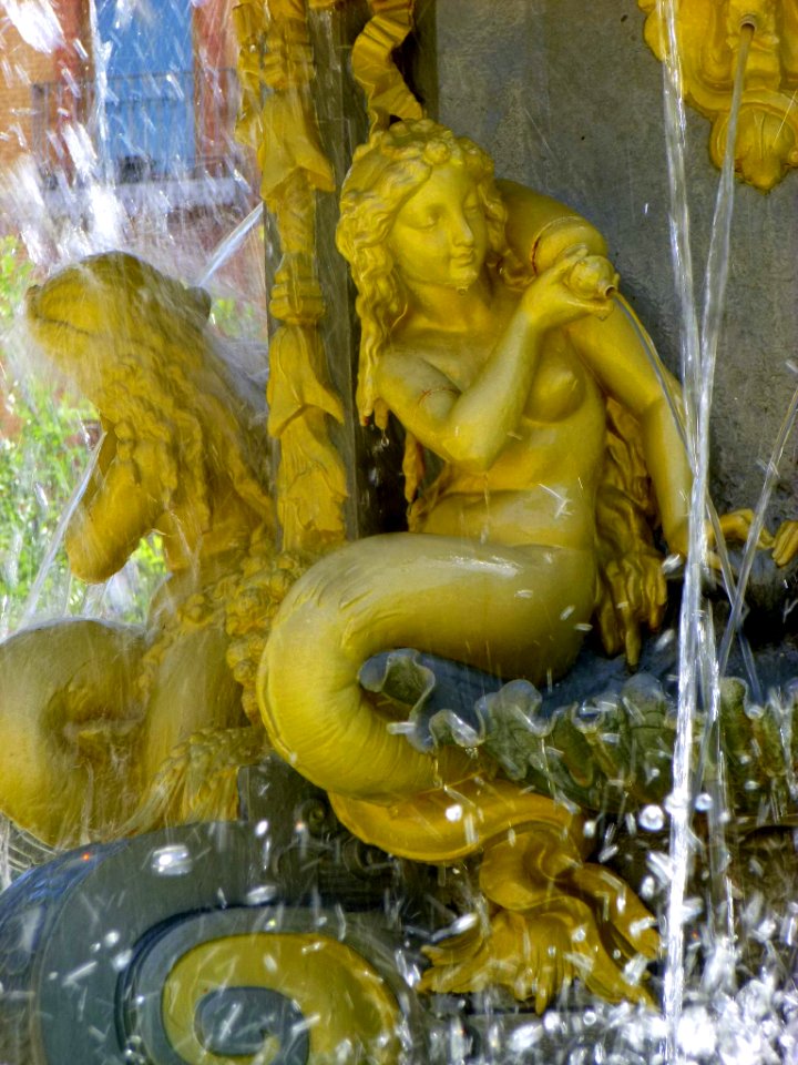 Huesca - Plaza de Navarra, Fuente de las Musas 5