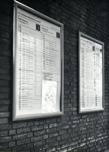 HUA-170743-Afbeelding van de vertrekstaten in de nieuwe huisstijl van N.S. op het N.S.-station Leiden