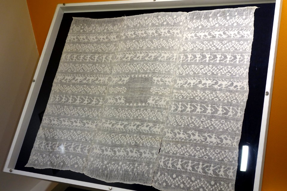 Huipil, Kekchi Maya, Coban, view 1, mid 20th century, cotton - Textile Museum of Canada - DSC01181
