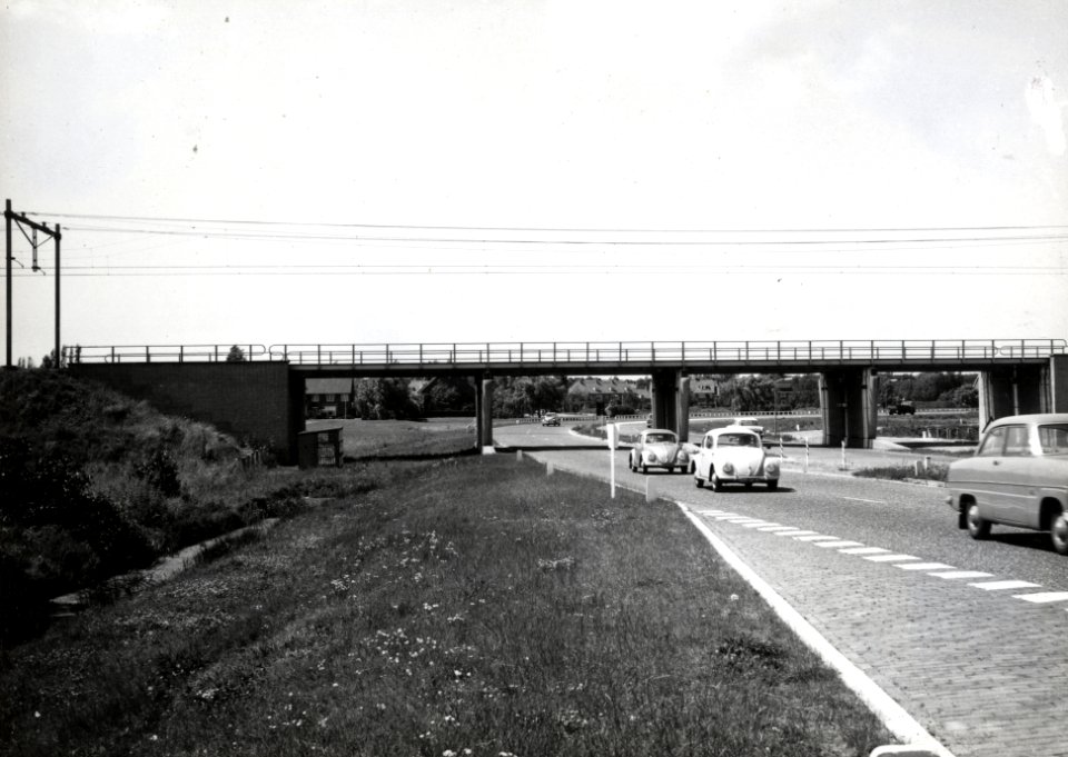 HUA-169129-Gezicht op het spoorwegviaduct over de Westelijke Randweg te Heemstede