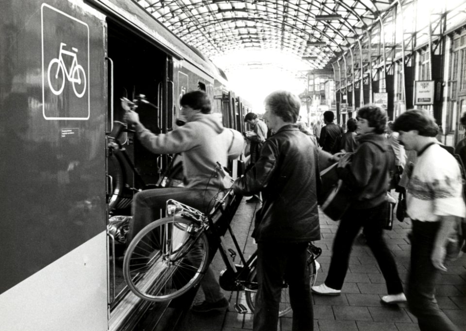 HUA-171211-Afbeelding van het vervoer van fietsen per trein met een speciaal fietsrijtuig type Df van de N.S. te Haarlem